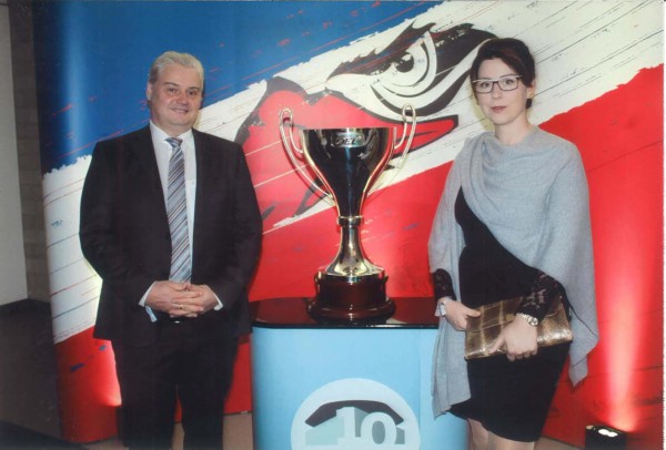 Gerhard und Judith Kreckler mit dem Meisterpokal in der SAP Arena